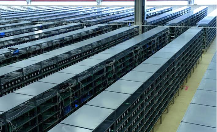 Z15 Pro vs Antminer S21 in 2026: Zcash or Bitcoin, Which ASIC Should You Buy?